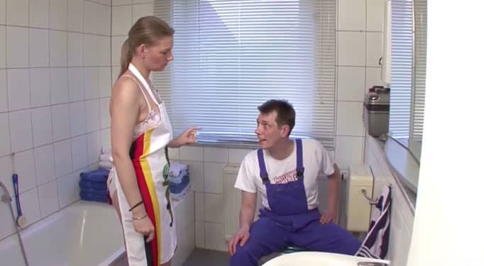 Joven alemana pone caliente a su hermano en el baño