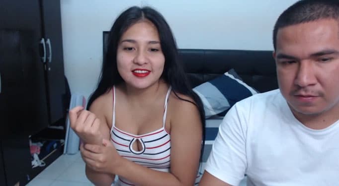 Guarrilla se masturba con su hermano en la webcam